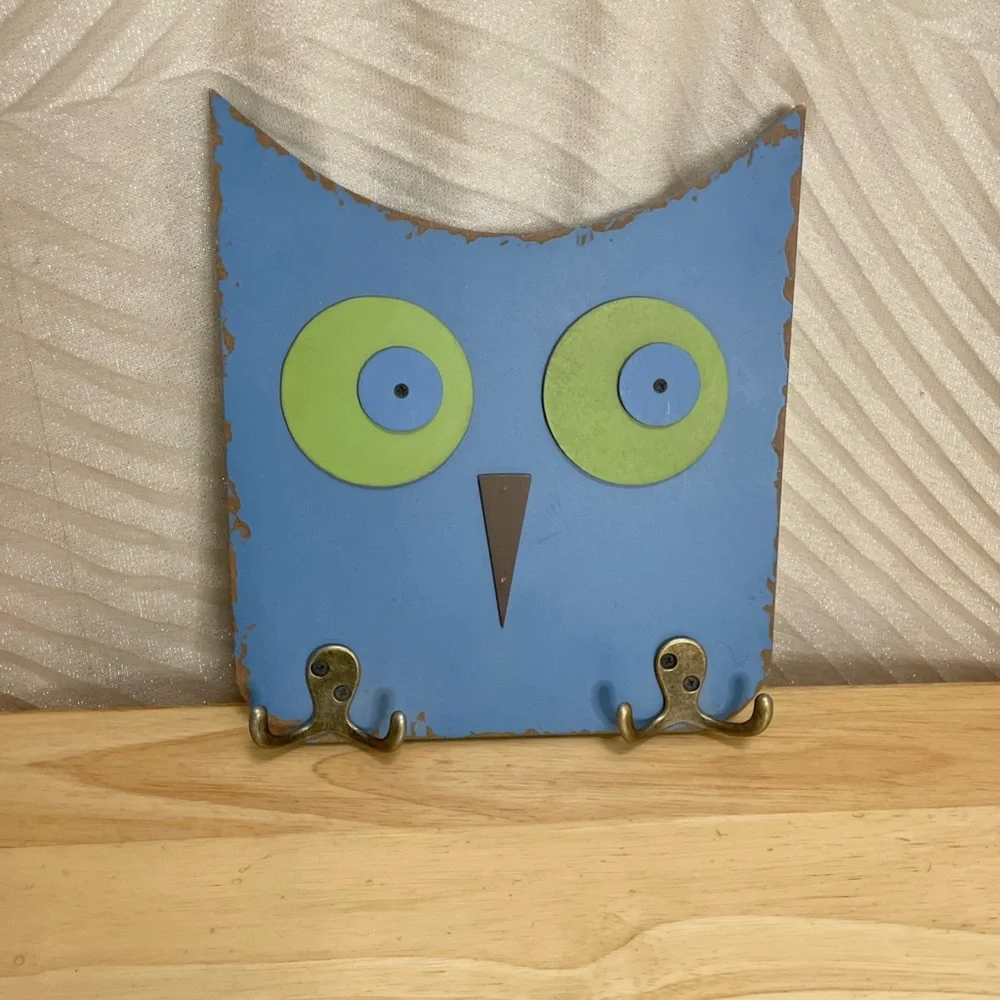 2 Wood Owl Wall Plaques Green & Blue with Hooks Coat Hat Jewelry Distressed